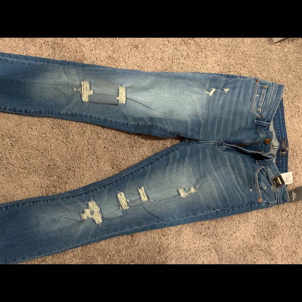 NWT Abercrombie & Fitch distressed skinny jeans